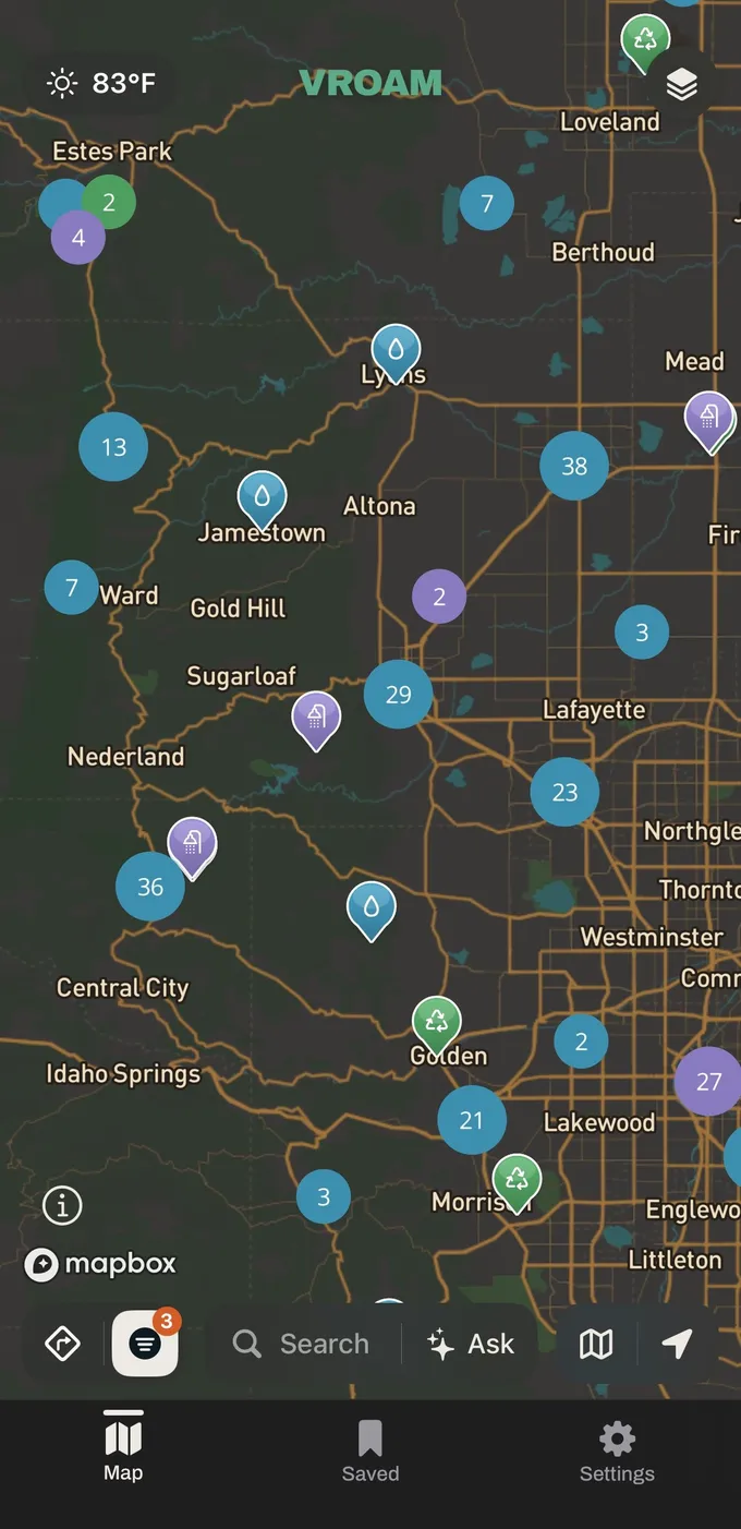 Vroam's map over Colorado's Front Range from Estes Park down to Littleton, with blue drop pins for drinking water, green pins for dump stations and purple pins for showers, and numbered bubbles grouping the ones that sit close together.